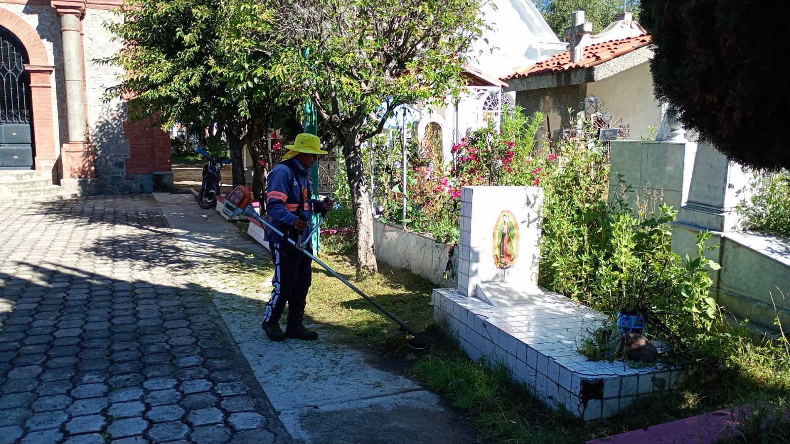 Servicios Municipales da mantenimiento al panteón de Chiautempan